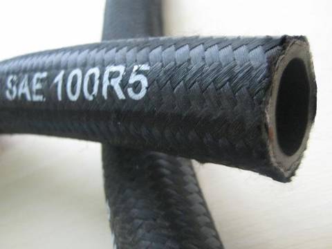 Dos color negro SAE 100R5 manguera hidráulica y podemos ver el tamaño de impresión y la cubierta de la trenza de la fibra.