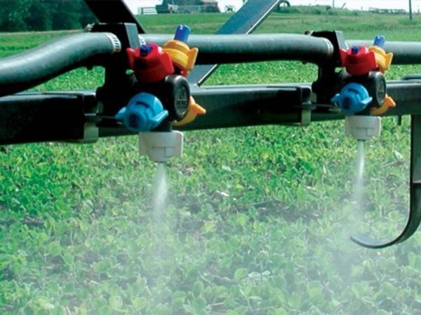 Una imagen de un plaguicida rociando pesticidas en la granja.