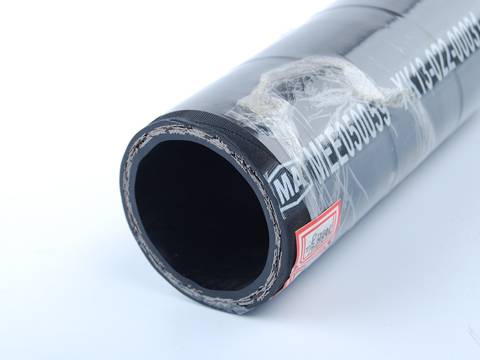 Una manguera hidráulica EN 853 2SN con cubierta de película de plástico sobre fondo gris.
