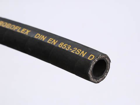 A side view of EN 853 2SN hydraulic hose and we can see the spec on surface and section structure.