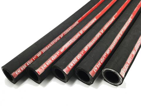 Five pieces of EN 856 4SH hydraulic hose on the white background.