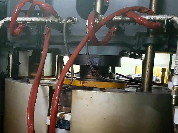 Manguera de metal flexible resistente a altas temperaturas en equipos de alta temperatura