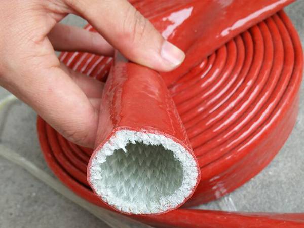 Un rollo de manga de manguera roja de manguera de metal flexible resistente a altas temperaturas