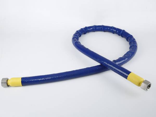 Una manguera de metal flexible resistente a altas temperaturas azul con conectores sobre fondo blanco