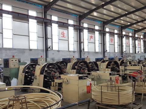 Varios equipos están produciendo manguera hidráulica en un taller brillante y limpio.
