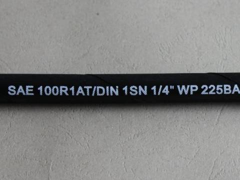 Un detalle de las especificaciones de SAE 100 R1 sobre fondo blanco.